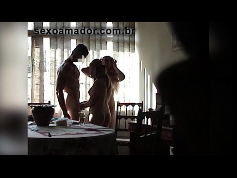 ❤️ Inimbitahan ng mga sex friends ang isang higanteng lalaki at isang threesome kasama niya ❤ Sex video sa amin ❤