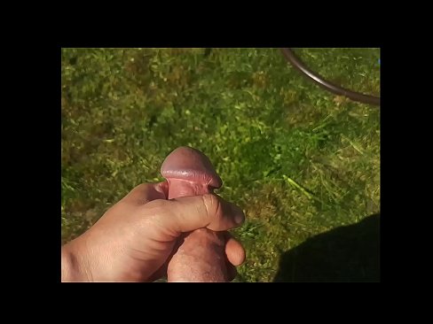 ❤️ Hot hottie gets kanyang pink puki fucked at cums sa isang pumulandit sa isang summer garden ❤ Sex video sa amin ❤